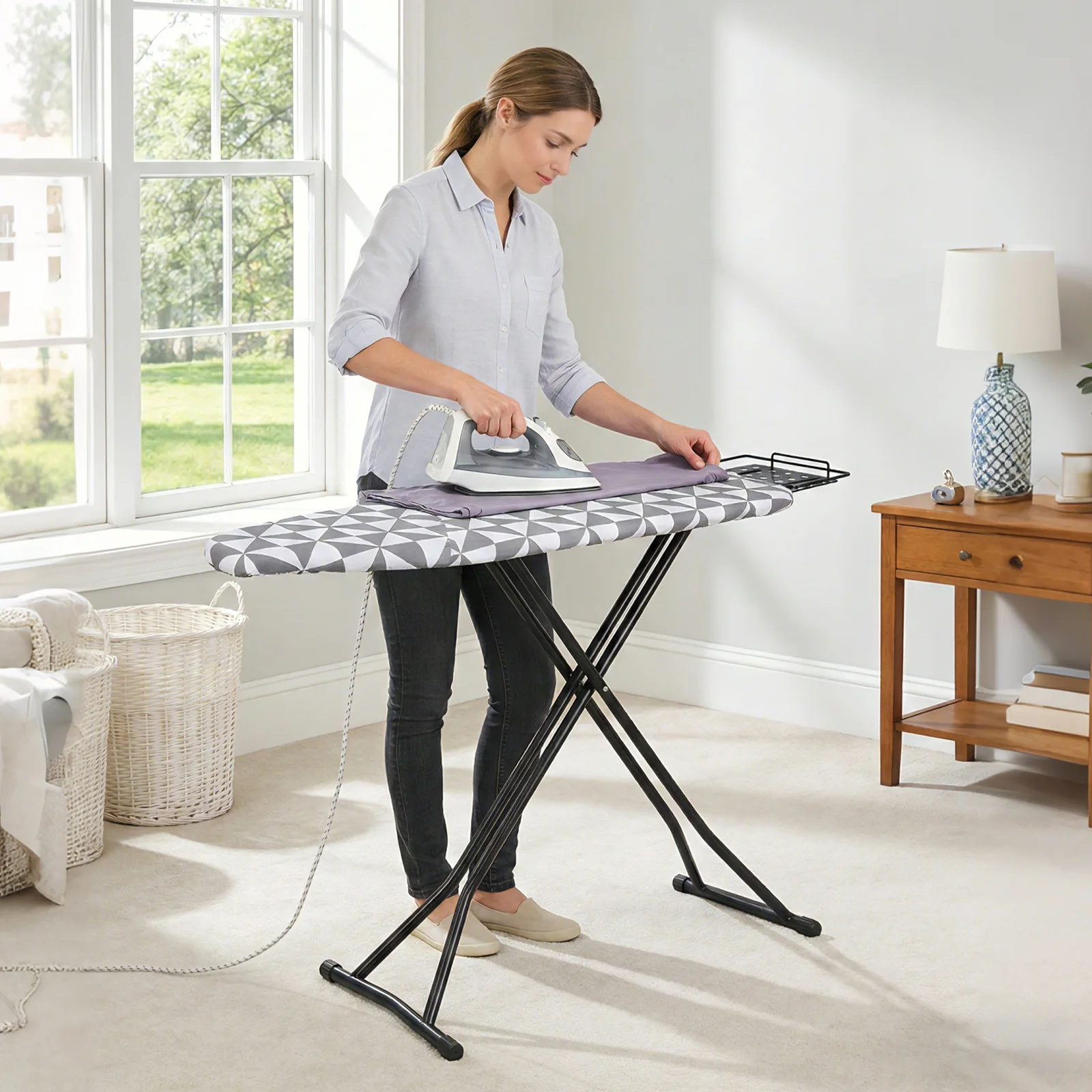 Asse da stiro professionale pieghevole, 120x39 cm, con struttura in acciaio stabile e altezza regolabile, dotato di rivestimento in tessuto resistente al calore, ideale per stirare i capi in casa.