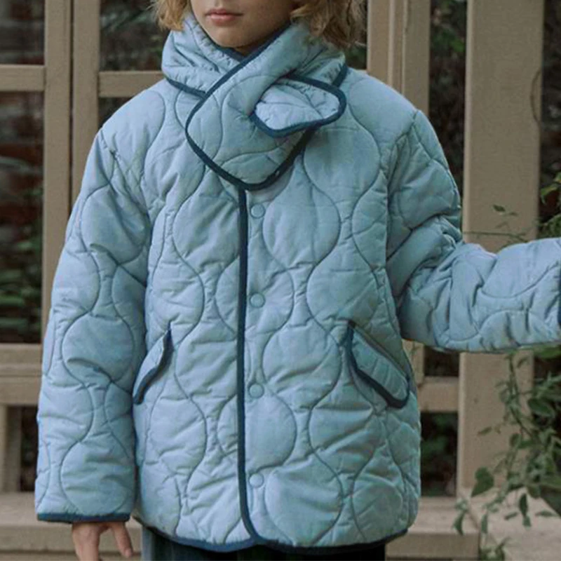 

Зимняя теплая детская стеганая куртка, новый стиль, на флисовой подкладке, с длинными рукавами и карманами, пальто для мальчиков и девочек с шарфом