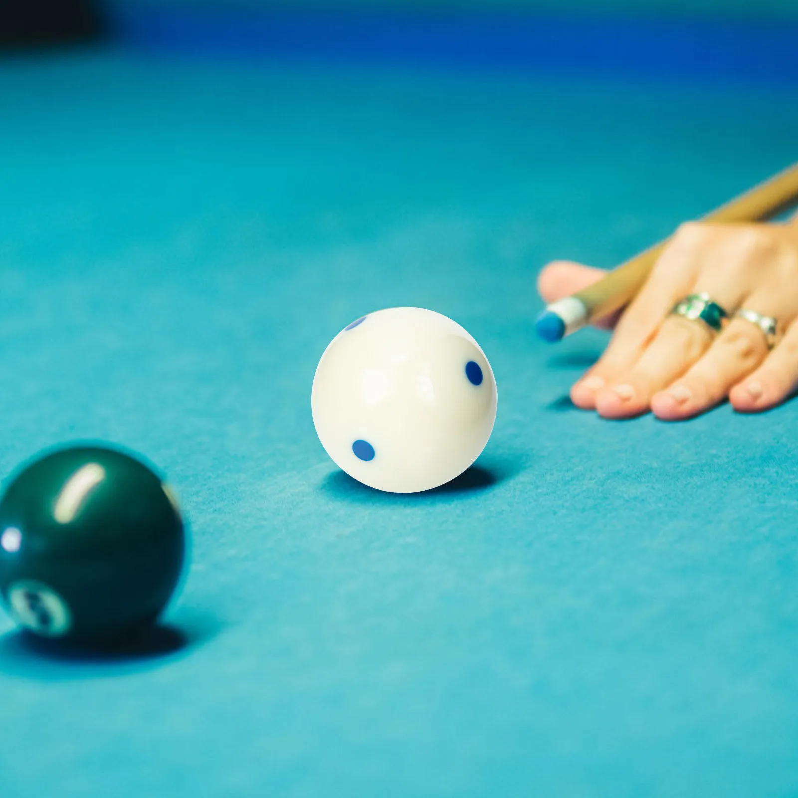 

Resin Based Professional Cue Ball Billiard White Ball Training Tool Precision Engineered Roundness 6 Dots
