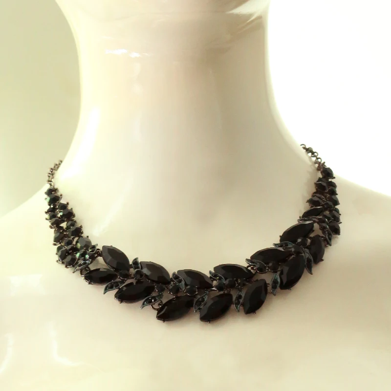 A light luxury style necklace with full gemstone inlays and creative decorations, exquisitely designed and highly versatile.