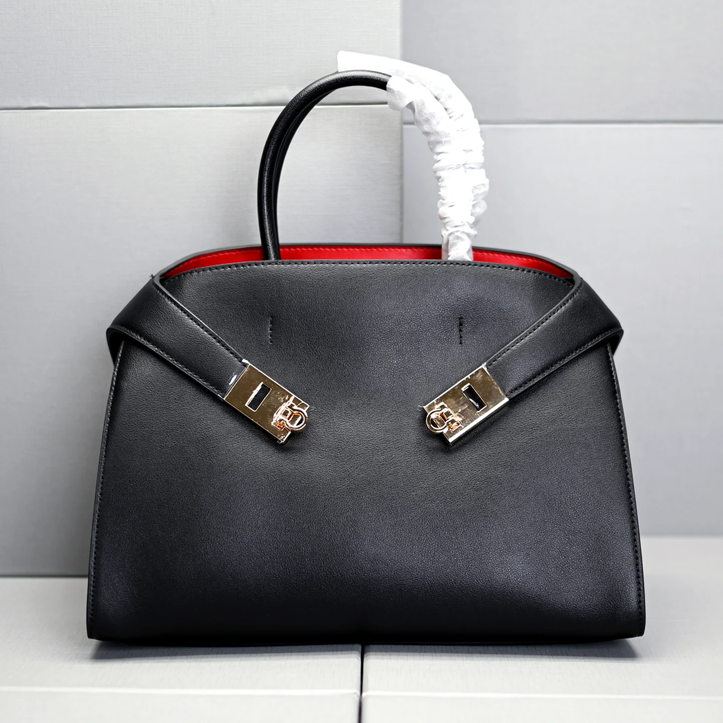 

New Handbags Women's Bags Large Capacity Metal Buckle Hug Bag Simple Tote Bag High-End Feel Commuter Bag Shopping Bag