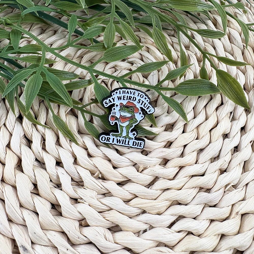 Lustiger Cowboy-Frosch Emaille-Pin „Ich muss seltsame Dinge sagen, sonst sterbe ich“ Brosche, seltsames Humor-Abzeichen, niedlicher Tierfreunde-Schmuck, Geschenk – Detail 10