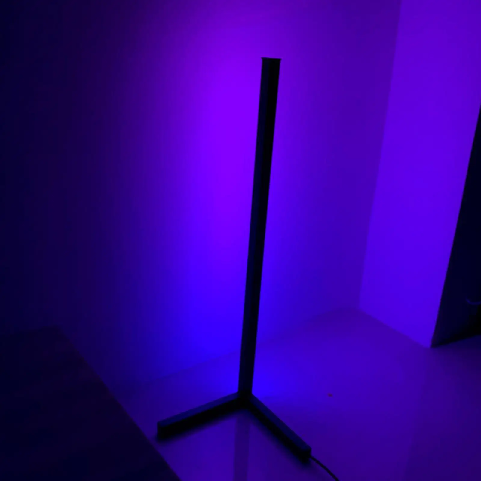 

Modern LED Floor Lamp with Control - Illuminate Your Space Effortlessly