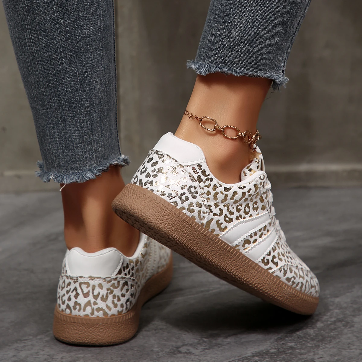 2026 Herbst Damenmode Wildleder-Sneaker mit Doppelschnallen-Metalldetails Leichte Atmungsaktive Bequeme Freizeitschuhe – Detail 9