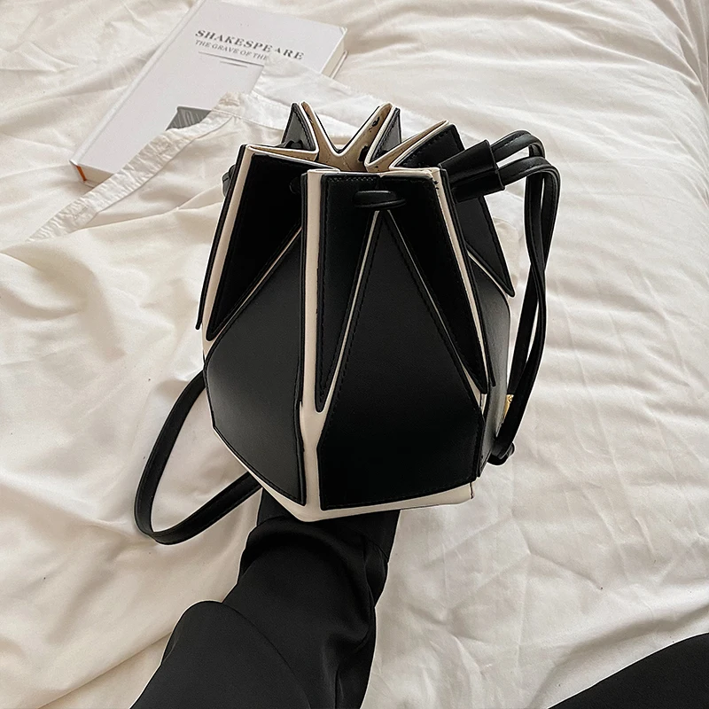 Fashion Women\'s Bucket Shoulder Bag 2022 New Personality Drawstring Small Handbag All-match Chic Crossbody Bags for Party