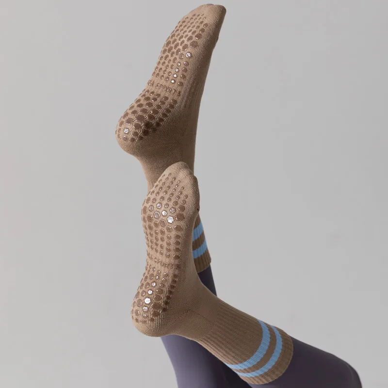 Chaussettes de yoga en coton épais pour femme, chaussettes de sol en silicone non ald, mi-mollet, chaussettes de pilates, chaussettes de danse d'intérieur, chaussettes de sport de fitness