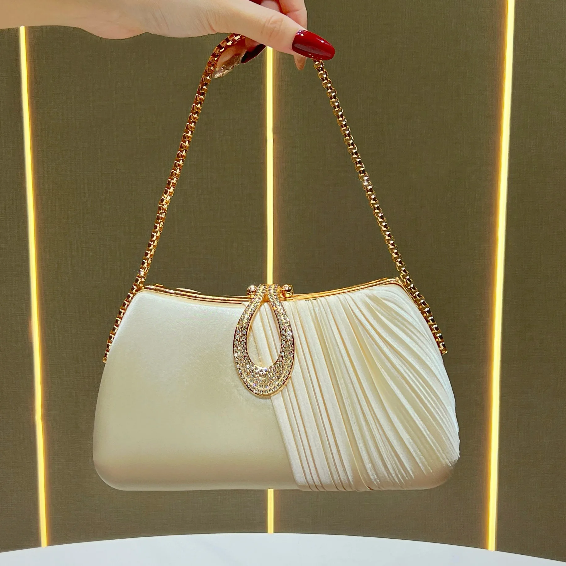 New celebrity temperament hand  diamond-encrusted dinner dress  high fashion versatile messenger  niche chain bag