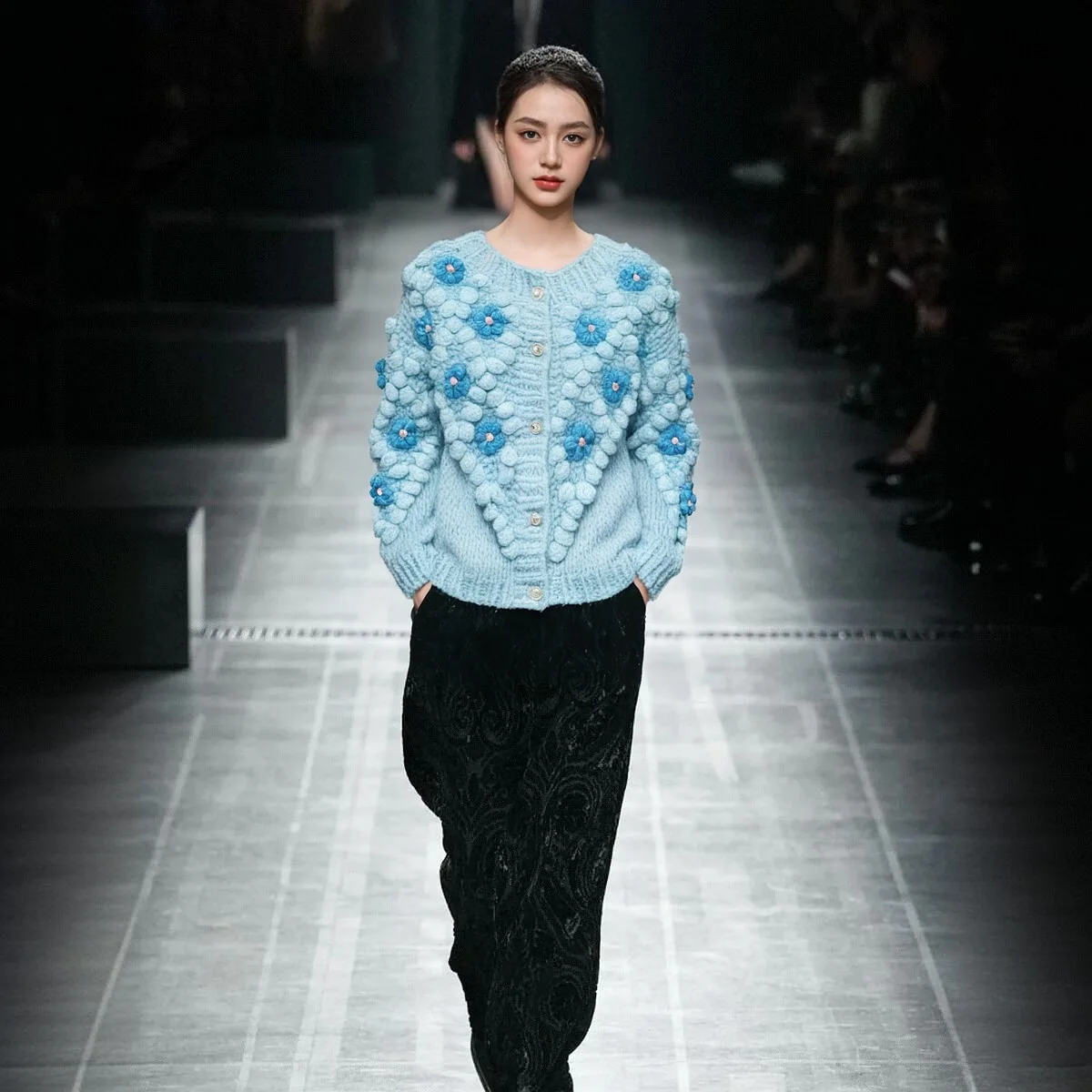 

Женский толстый вязаный кардиган на осень-зиму 2025 года с круглым вырезом, цветочной вышивкой и помпонами