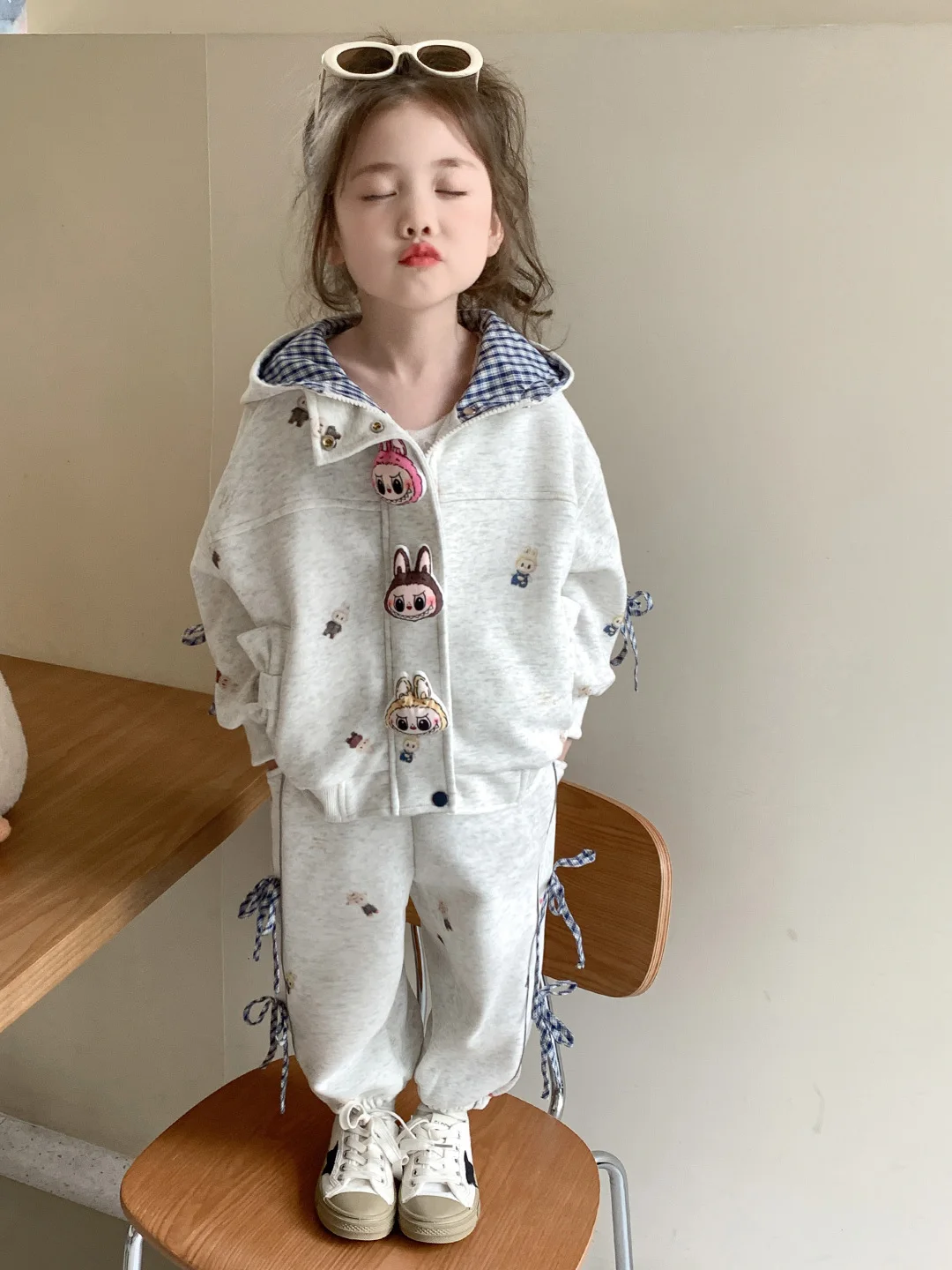 completo-sportivo-bimba-con-cappuccio-primavera-autunno-tuta-due-pezzi-con-cerniera-calda-e-traspirante-con-apertura-frontale-e-fantasia-cartone-animato