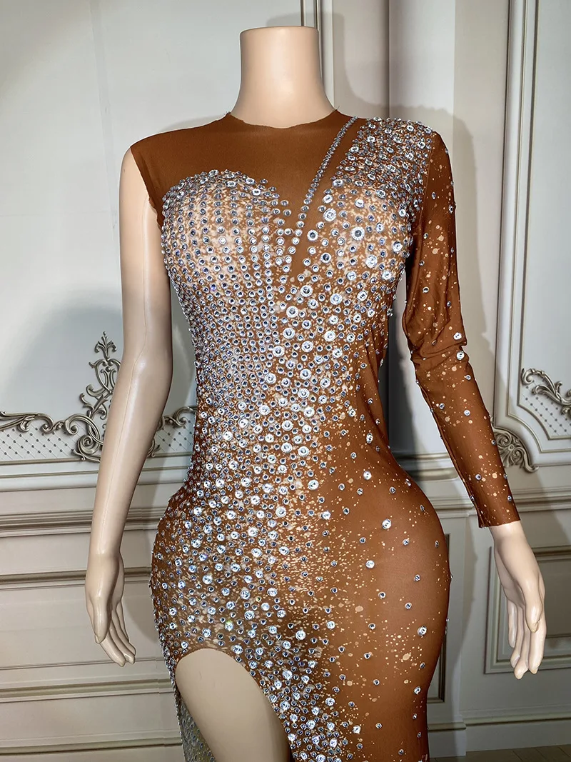 เพชรชุดยาวเสื้อผ้าวันเกิด Shining Starry Sky Rhinestone แขนเดียวสีน้ําตาลรอบคอ Elegant High Slim แยกส้อม