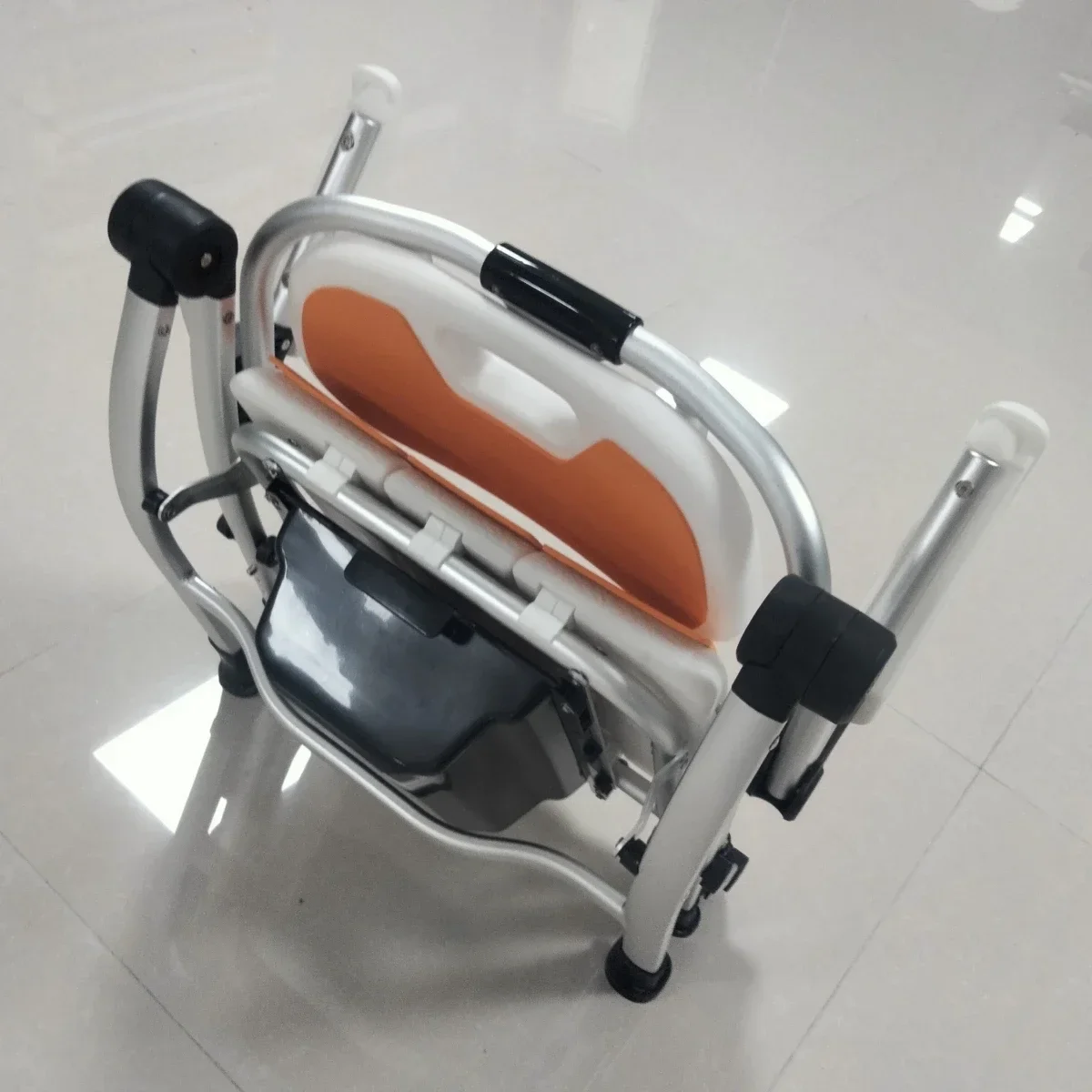 كراسي حمام قابلة للطي للمعاقين قابلة للتعديل لكبار السن مع ظهر ومسند للذراعين للأشخاص ذوي الإعاقة