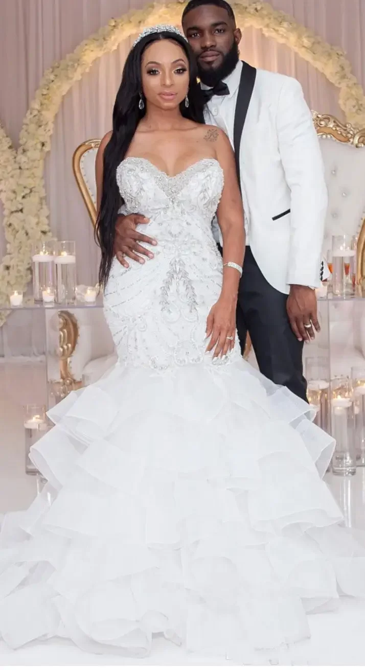 Vestidos de sirena personalizados, escote en forma de corazón, perlas de cristal, bordado con cuentas, vestidos de boda nigerianos en capas con volantes