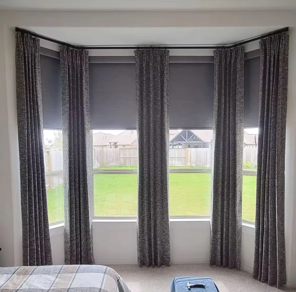 Decopedia Roller Blinds for Windows Motorized Cordless Smart Window Blinds Blackout Roller Day and Night Curtain for Living Room