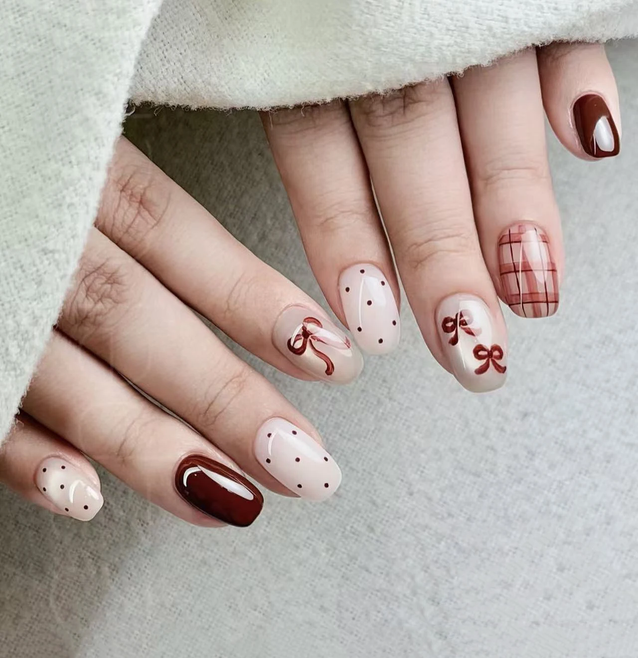 Vintage Bow Plaid Press on Nails Short Square Fake Nails Brown Polka Dot Hand‑Painted Reusable Artificial Nail Tips for Women