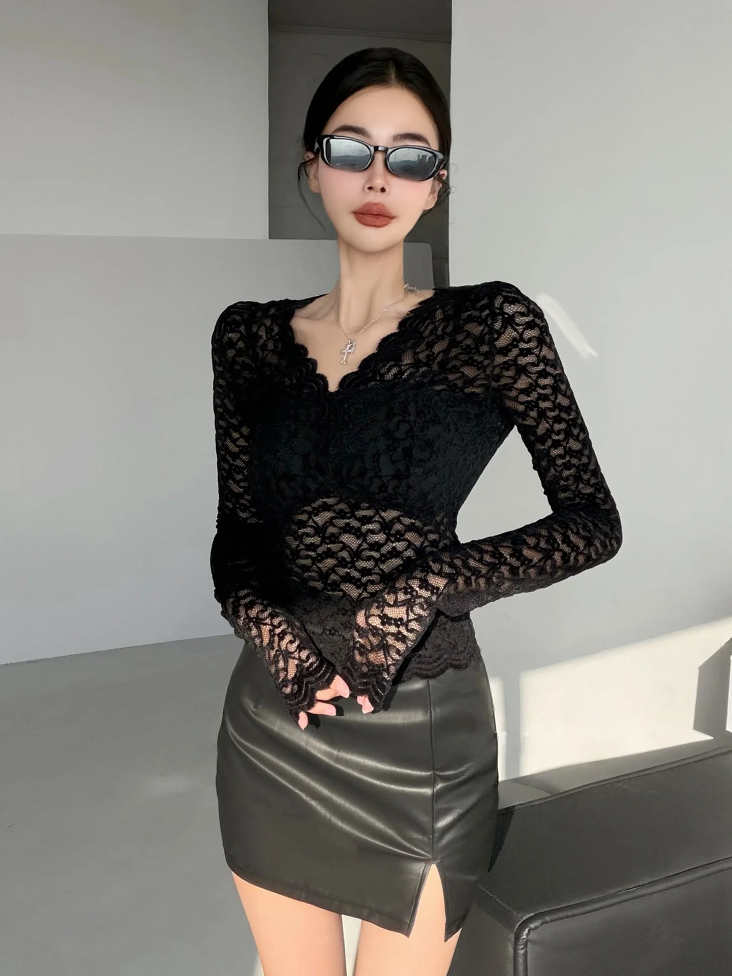 

Ele Sexy Lace V-ne Long Sve T-irt Women's Bla Hollow out Slim Fit Base irt Pure Desire Aosphere Top