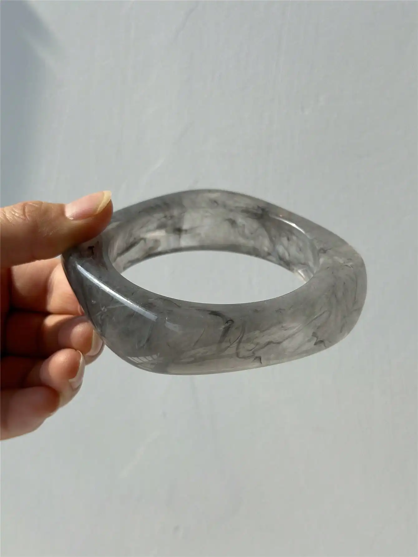 Retro-inspiriertes, neu eingetroffenes, transparentes, grau-schwarzes Harz-Armband, unregelmäßig, dick, dehnbar, Damenschmuck, NEU