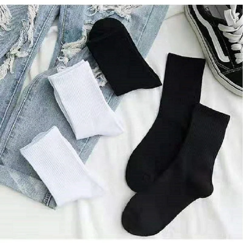 6 Pairs Middle Tube Socks For Men And Women Solid Colour In White and Black Fashion Sweat Absorption Breathable and Casual