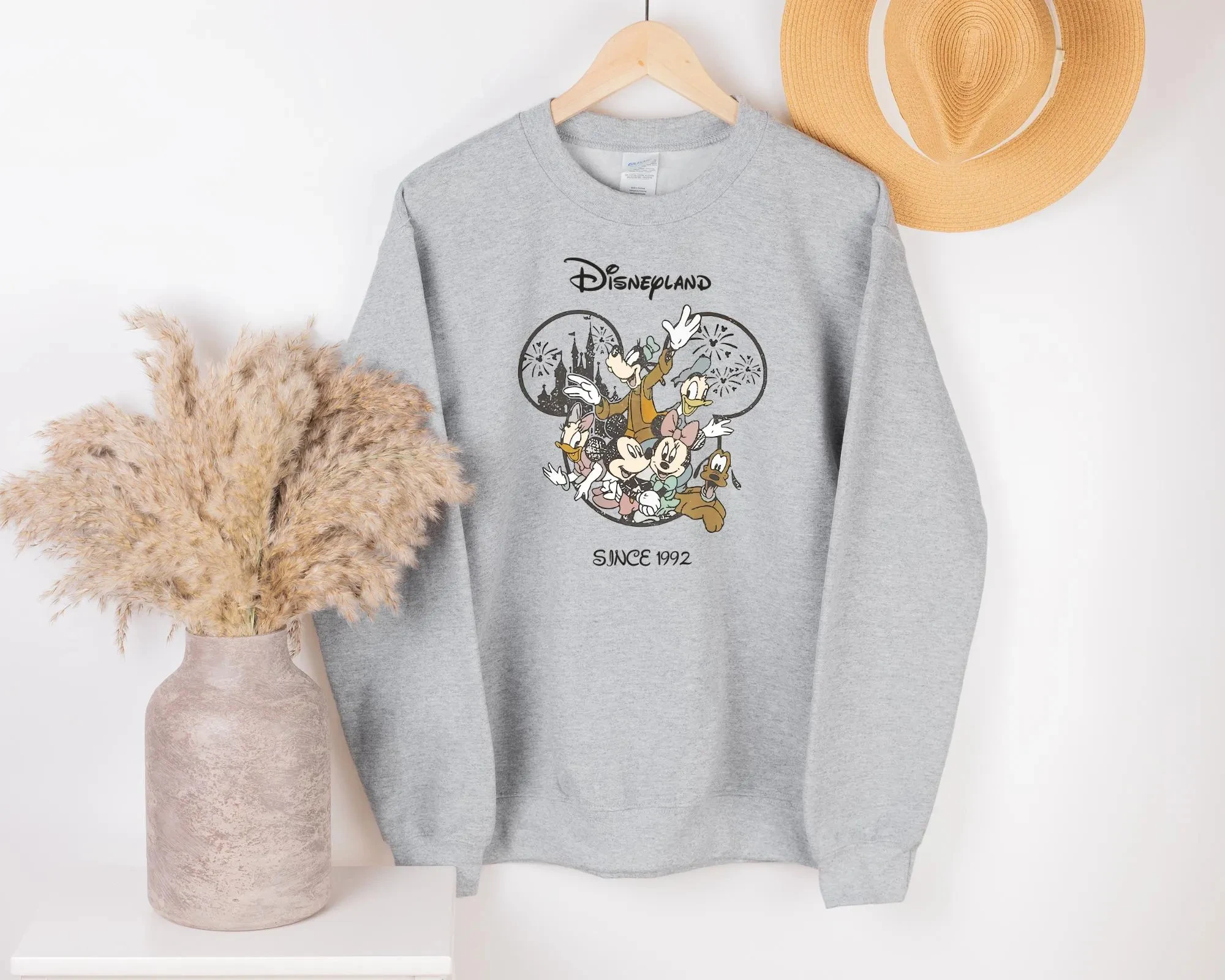 เสื้อพูลโอเวอร์พิมพ์ลายธีมดิสนีย์มิกกี้เมาส์ปี 2025 ชุดกีฬาอุ่นๆ สำหรับเด็กผู้หญิงสไตล์อเมริกัน ใส่สบายในฤดูใบไม้ร่วงและฤดูหนาว