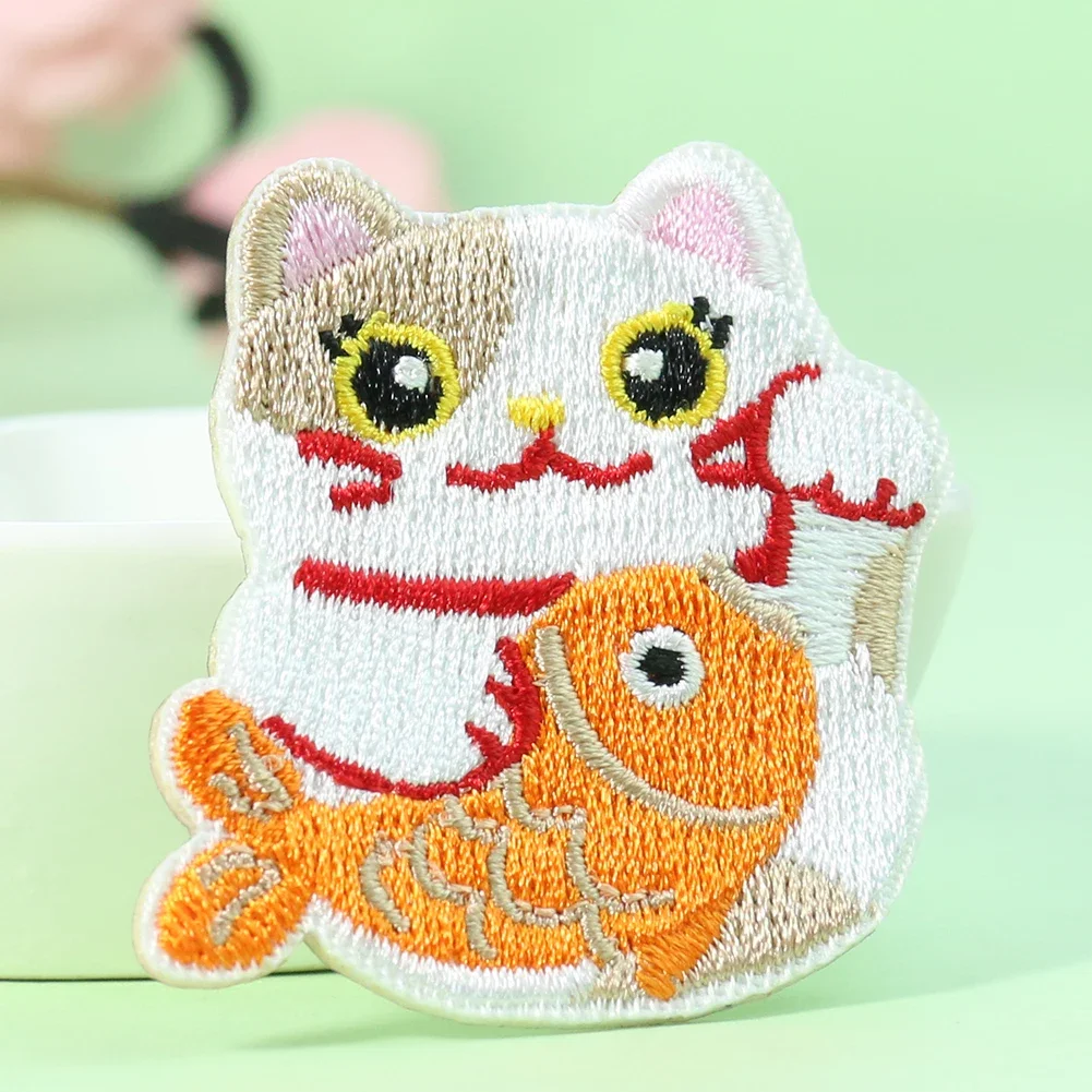 2PC Kawaii styl japoński kot na szczęście Maneki Neko karp Koi haft rybny siebie łatka klejąca szczęście aplikacja do szycia rzemiosło artystyczne