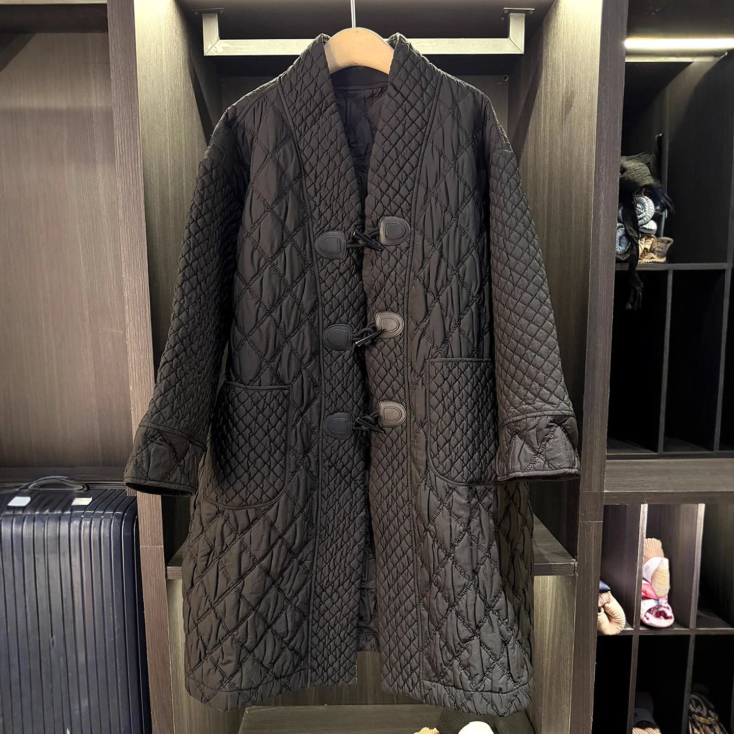 เสื้อโค้ทเทรนช์โค้ทผู้หญิง YUDX แบบจีบ แฟชั่นเรียบง่าย สไตล์ลำลอง ความยาวปานกลาง สำหรับฤดูหนาว รุ่นใหม่ ทรงหลวม ไซส์ใหญ่ ทรงเข้ารูป ปี 2025