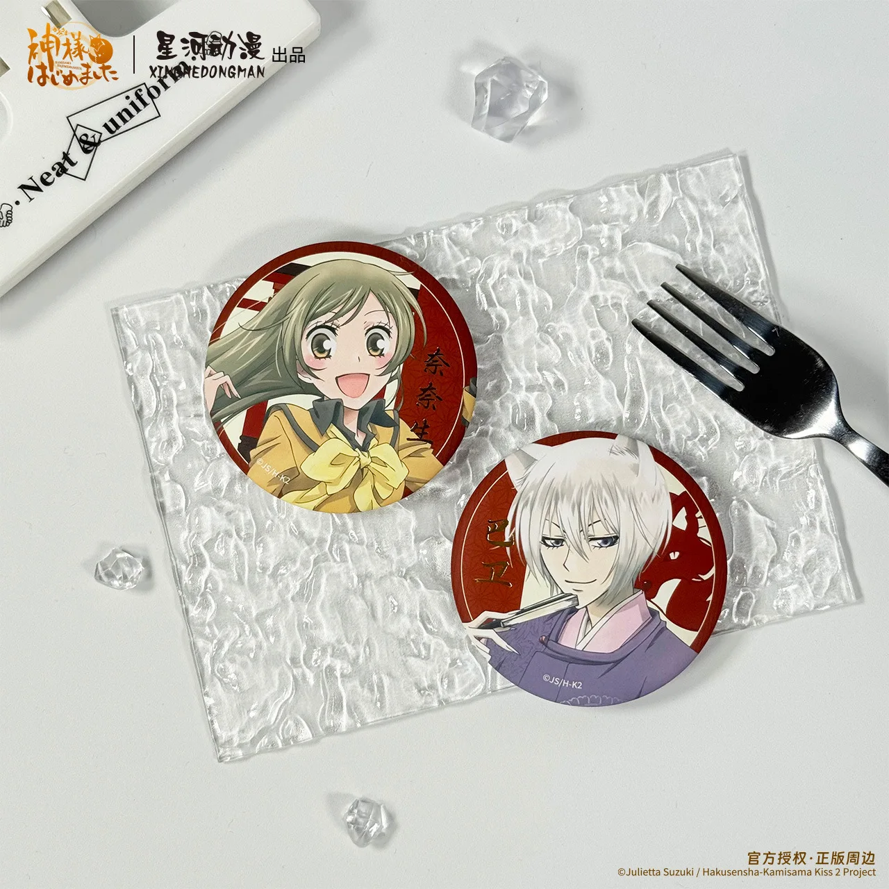 

Официальный значок серии Flash с персонажами Камисама, Момозоно Нанами и Томоэ, официально лицензированный в Китае