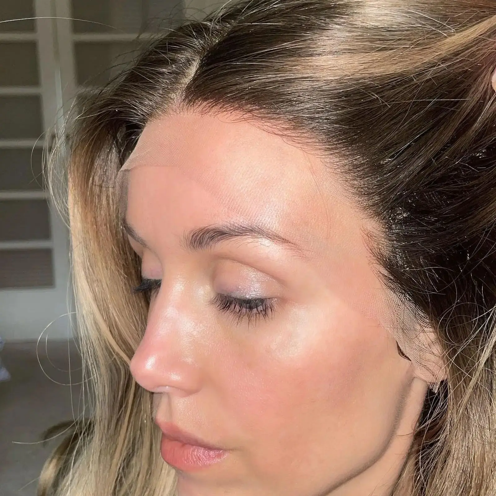 

Лидер продаж, карамельно-коричневый прозрачный парик спереди с эффектом омбре, предварительно выщипанные волосы, женский парик с естественной волной, косплей, повседневные парики для вечеринок