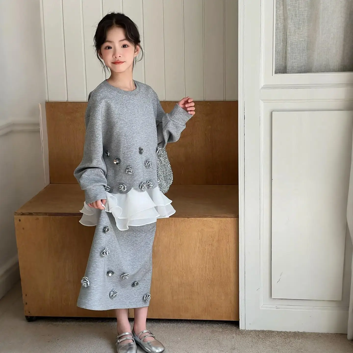 

Костюм для девочек, детская толстовка с капюшоном, полуюбка, весна-осень 2023, новый стиль, детский комплект из двух предметов с серым цветком