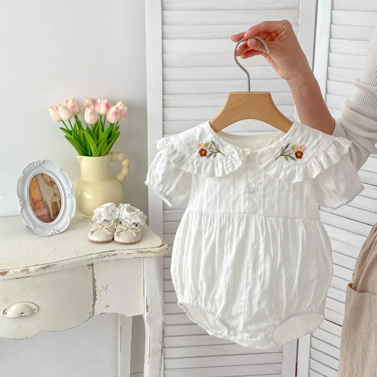 

Summer Baby Girls Rompers Cotton Short Sleeve Embroidery Flower Newborn Girl Bodysuit Peter Pan Collar Solid Infant Girl Outfit
