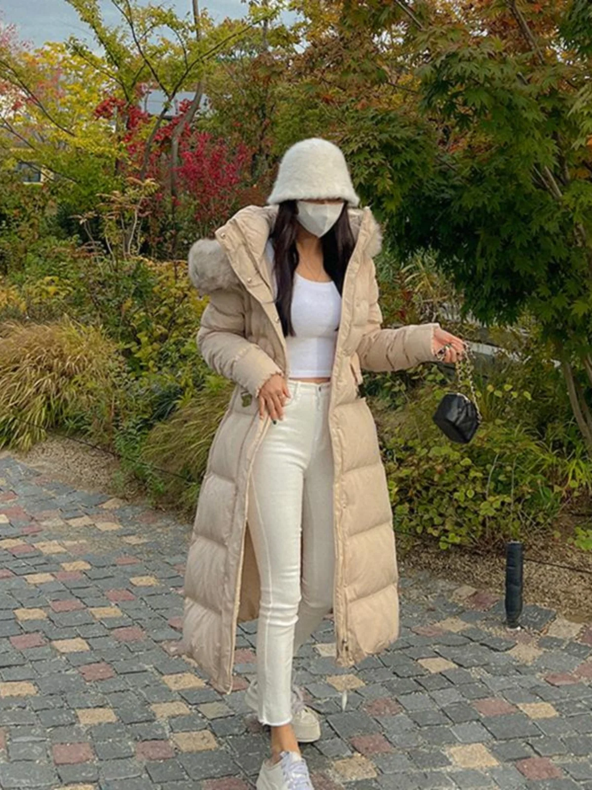 

Длинное белое пуховое пальто женское утепленное зимнее, выше колена, цвета хаки, приталенное, с воротником из натурального меха, на молнии