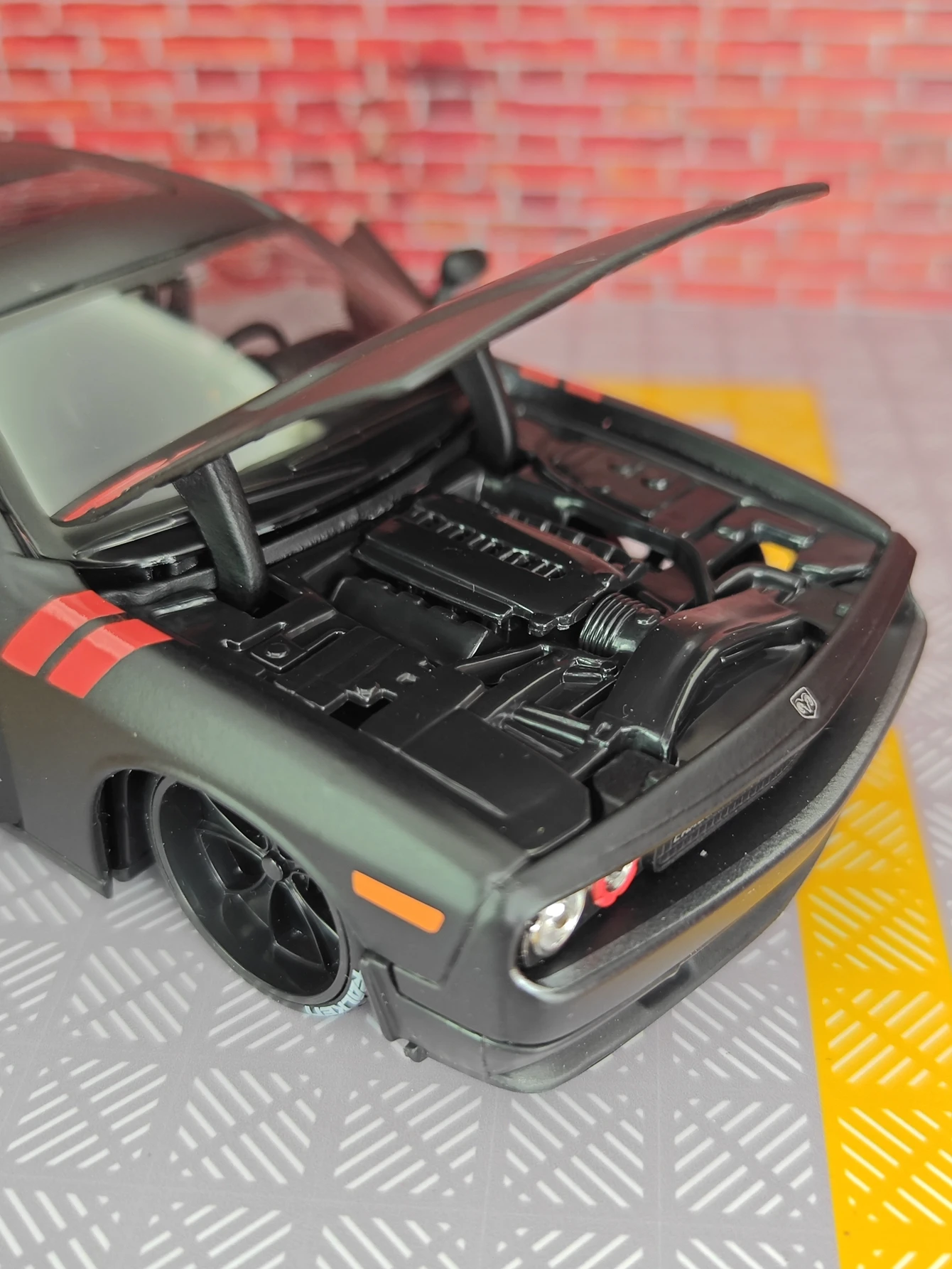 Maisto 1:24 Dodge Challenger modelo de coche de aleación modificado American Muscle Sports Car se puede dar como regalo de cumpleaños para amigos