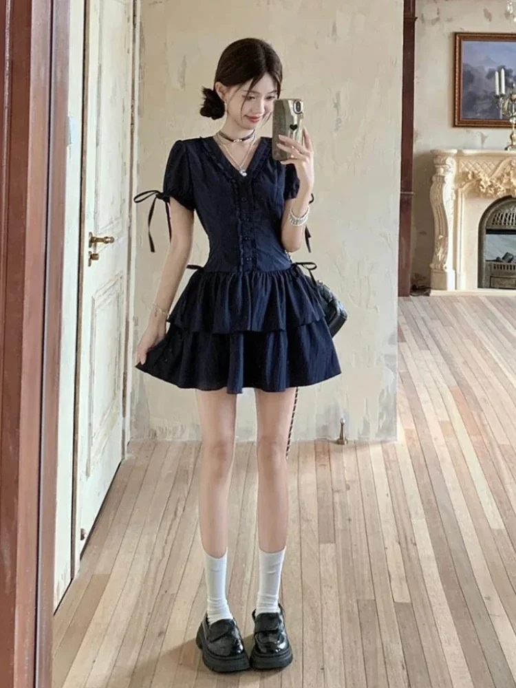 ชุดเดรสสีน้ำเงินสไตล์วินเทจสวยงามแบบยุค 2000 ชุดเดรสแขนสั้นคอวีทรงเข้ารูปสำหรับฤดูร้อน ดีไซน์เก๋ไก๋แบบชิ้นเดียว