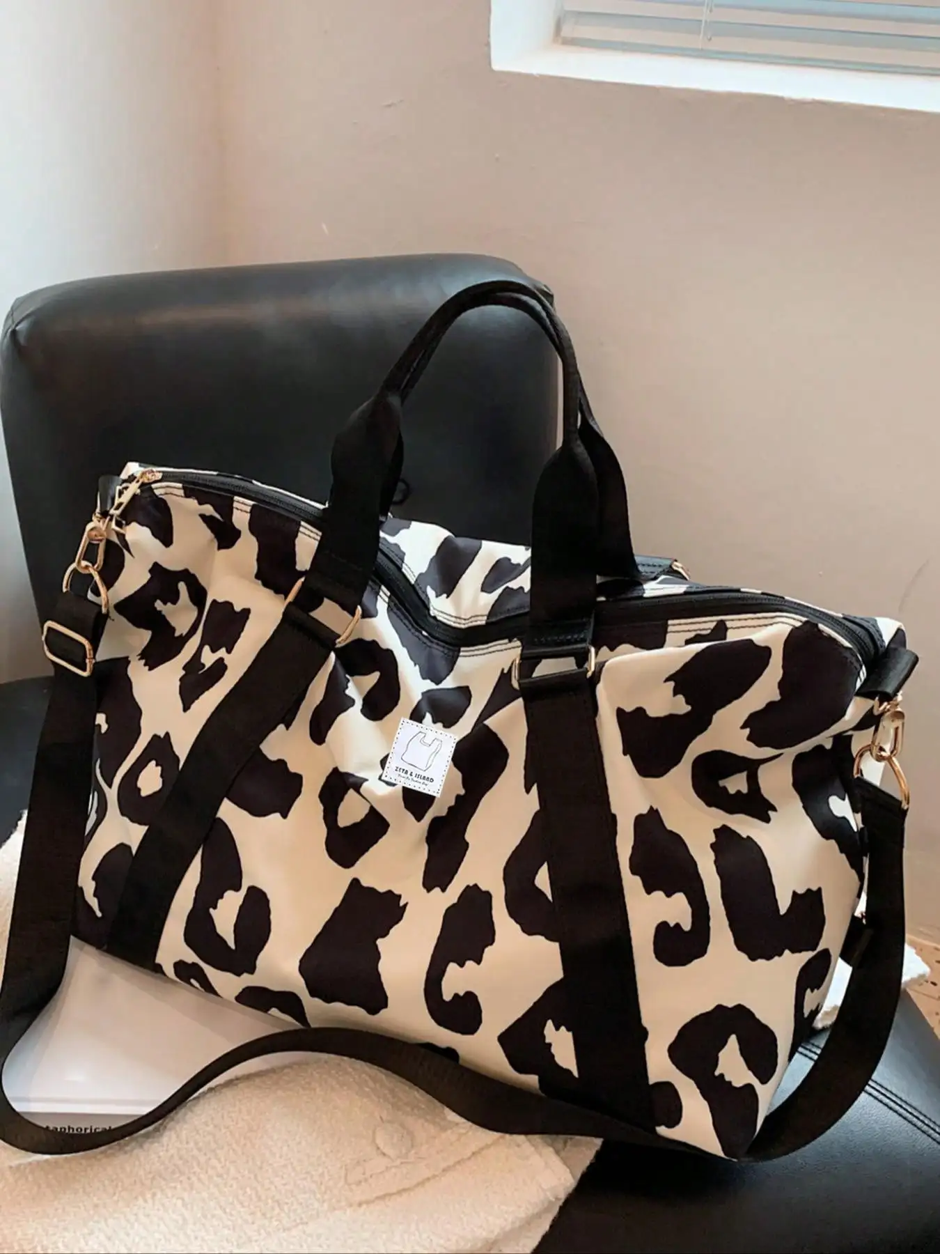 

Holiday Over Night Luggage Travel Duffel Bag With Leopard Pattern, Large Capacity Waterproof Gym Bag, Weekend Carry-On Handbag With Dry And Wet Separation, Casual Portable Shoulder Bag For Business, Vacation, Outdoor, Skiing, Yoga