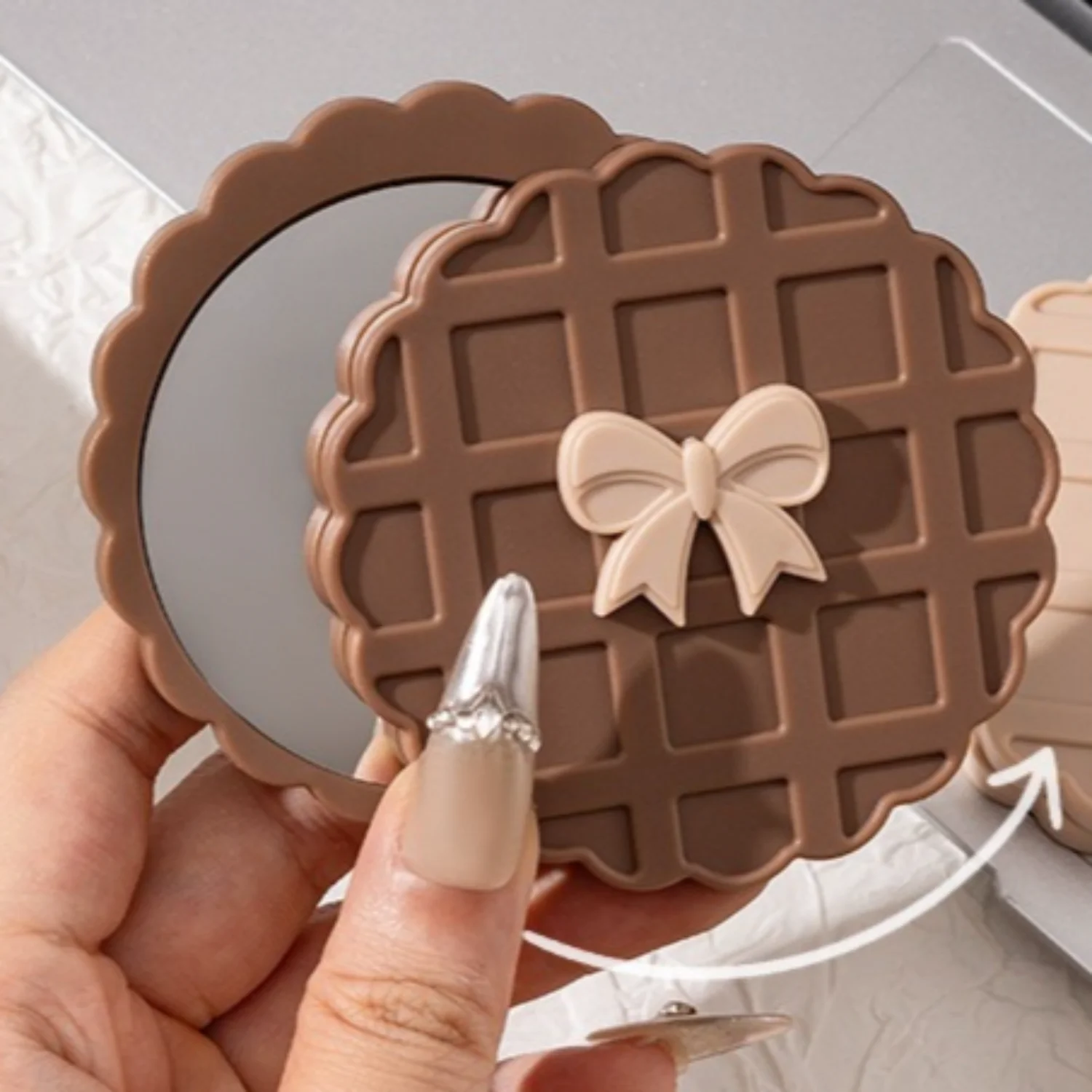 Doppelseitiger, drehbarer, kompakter Spiegel mit Waffelmuster, tragbarer Reise-Make-up-Spiegel, süßer Kosmetikspiegel für Mädchen, hohe Auflösung