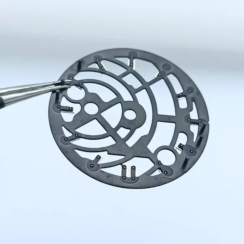 ملحقات ساعة معدلة جديدة مقاس 28.5 ملم مع قرص مجوف في حركة NH70 مضيئة باللون الأزرق والأخضر قابلة للتخصيص