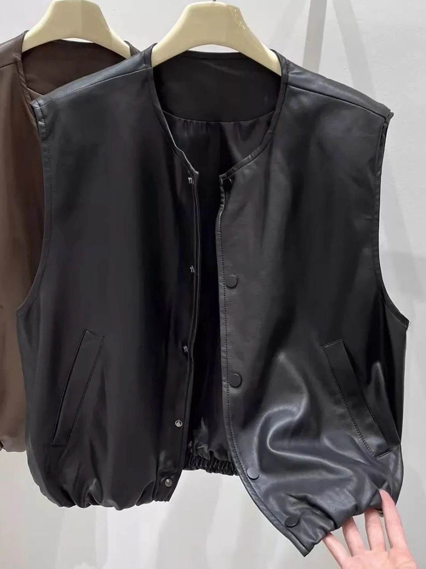 Retro round Neck Coffee Color Sleeveless PU Leather Vest Women's Loose Outerwear Top Simple Short Style Layering Autumn New A...