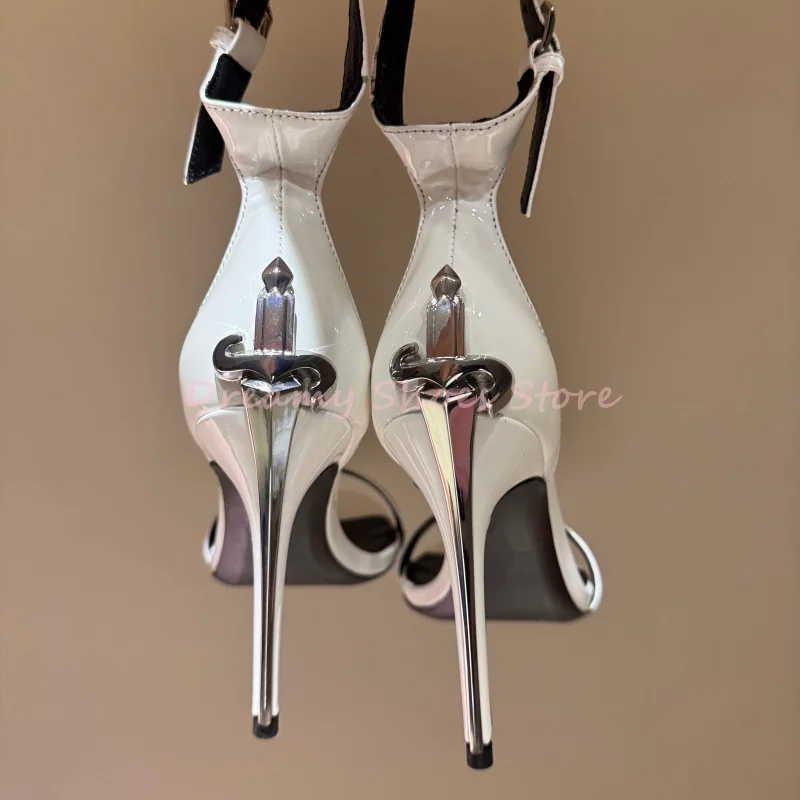 Белые сандалии на шпильке с одним ремешком в форме меча, женские модные туфли из лакированной кожи с открытым носком, серебристый металлический декор, вечерние туфли на высоком каблуке