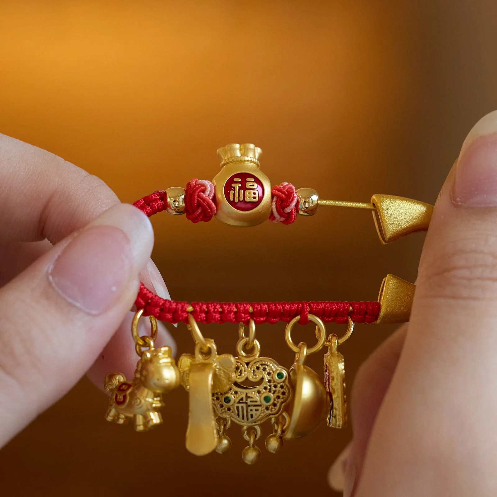 เข็มกลัดม้าแดง ร่ำรวยทันที ปีน - Embroidery Icon บทวิจารณ์และราคา