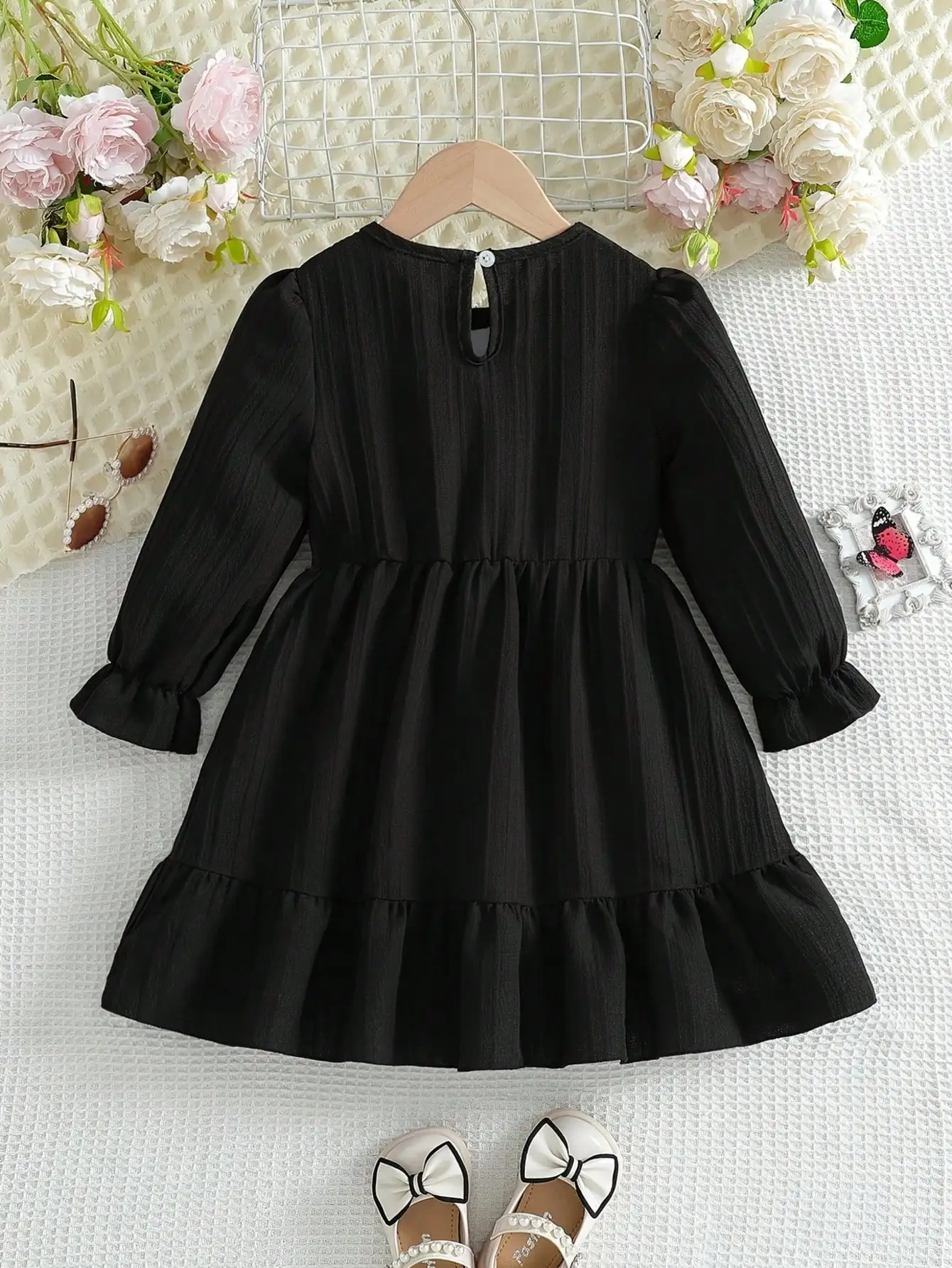 Kinderkleid mit Spitze, langen Ärmeln, Rundhalsausschnitt, tailliertem Schnitt, Laternenärmeln, einfarbig, mittellanger Rock – Detail 3