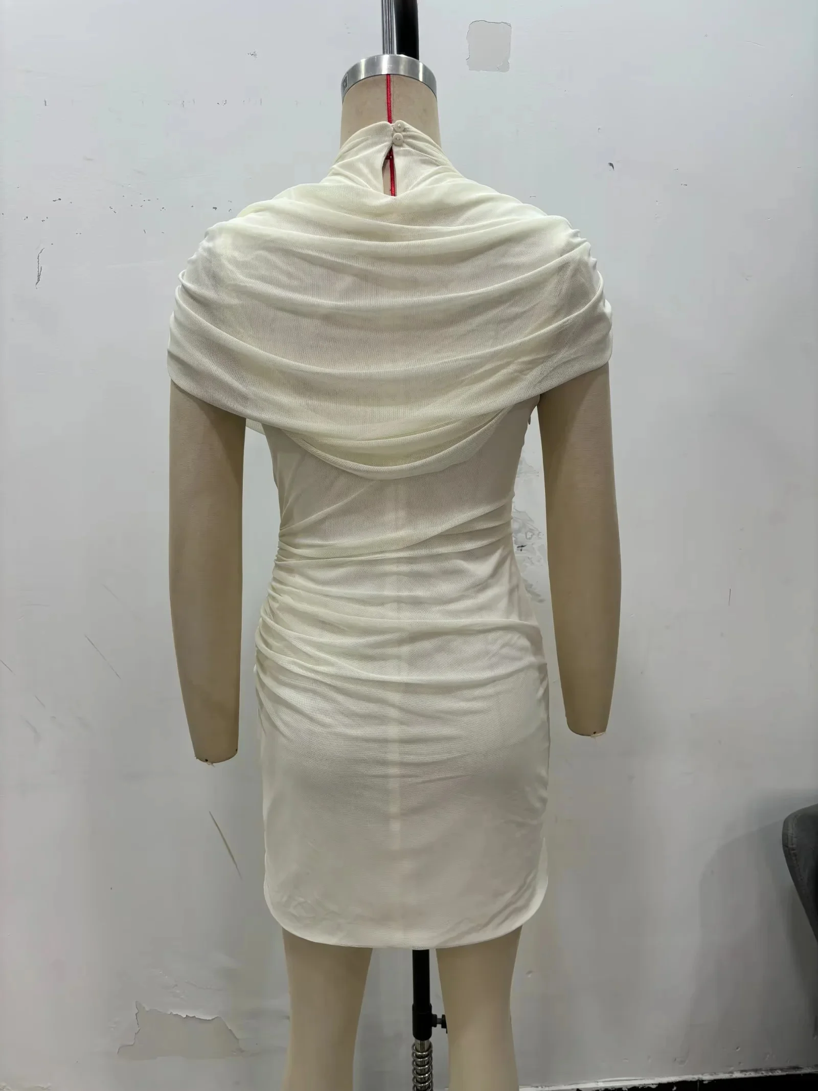 KONDALA 2025 خريف شتاء فساتين نسائية صغيرة أنيقة موضة ملابس الشارع الشهير المتدرج الصلبة شيك السيدات زمم بلا أكمام فساتين صغيرة #5