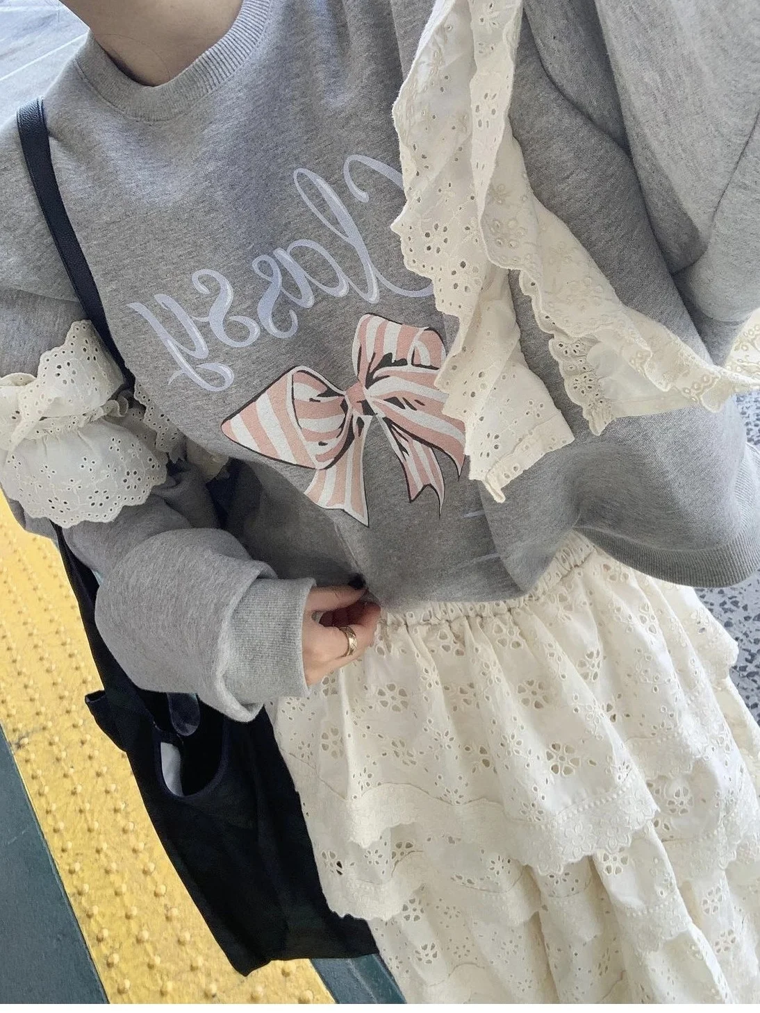 

Retro Chic Long Sve Sweatirt round Ne Lace Trim Loose Fit Letter Print Splicing Autumn Winter Ladies Faion Knitwear