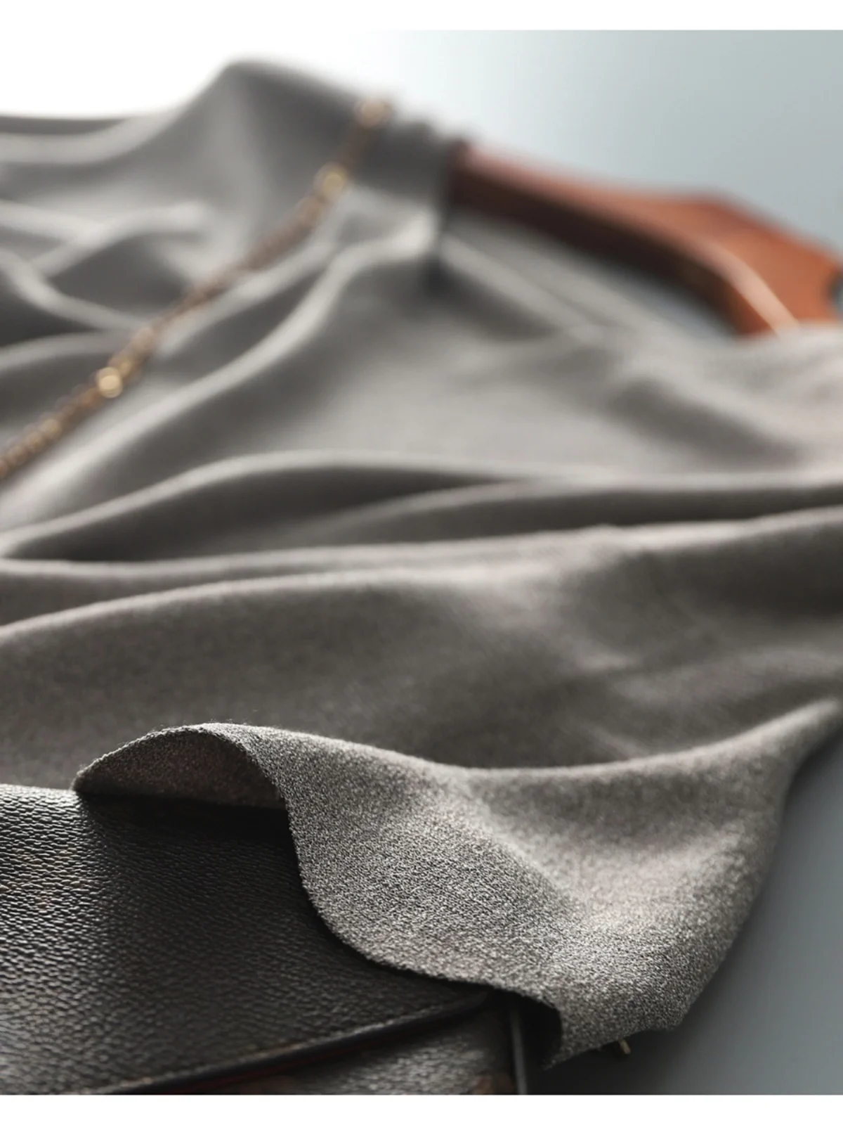 Вязаная футболка из ледяного шелка «летучая мышь» Летний модный дизайн Small Fraance Sle Свободный крой V-Ne Карточка длины пять четвертей...