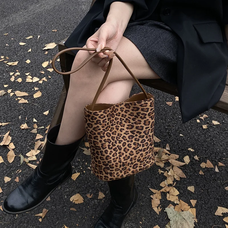 

2025 New Crossbody Bag Large Capacity Shoulder Bag Autumn/Winter Retro Suedette Fashion Daily Commuter Women's Bag