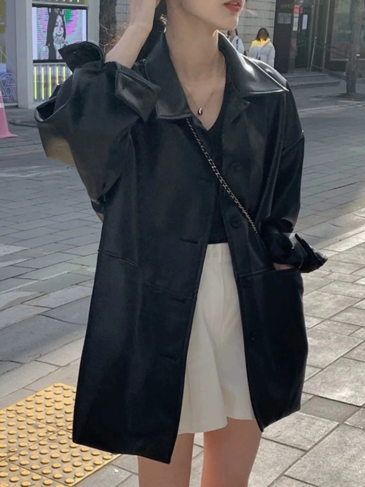 سترة صيفية أنيقة من جلد البولي يوريثان للنساء فضفاضة بأكمام طويلة وياقة بولو وزر واحد ملابس خارجية غير رسمية متعددة الاستخدام...