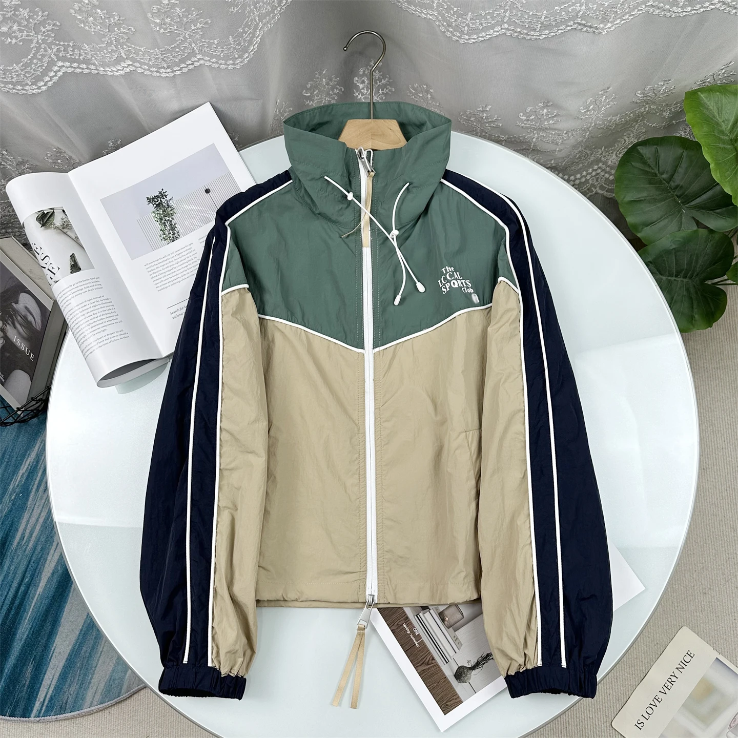 

Свободная женская куртка с высоким воротником, коллекция Весна 2026, для активного отдыха, легкая, с защитой от УФ-излучения, из нейлоновой ткани с цветными блоками, с длинными рукавами