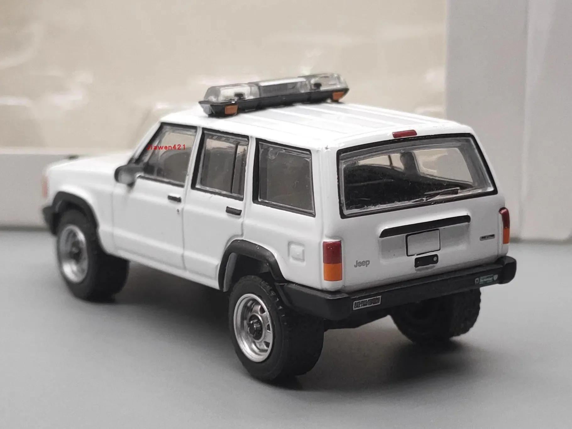 1:64 1997 Jeep Cherokee Police Car Diecast Metal Alloy Model Car Toys For Gift Collection