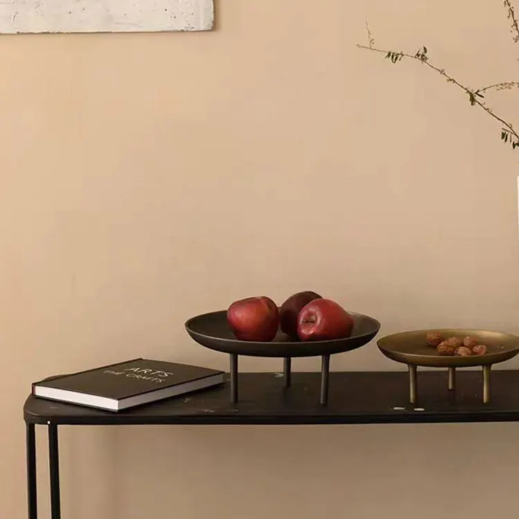 Simple and modern creative three-legged metal fruit tray tray, decoration