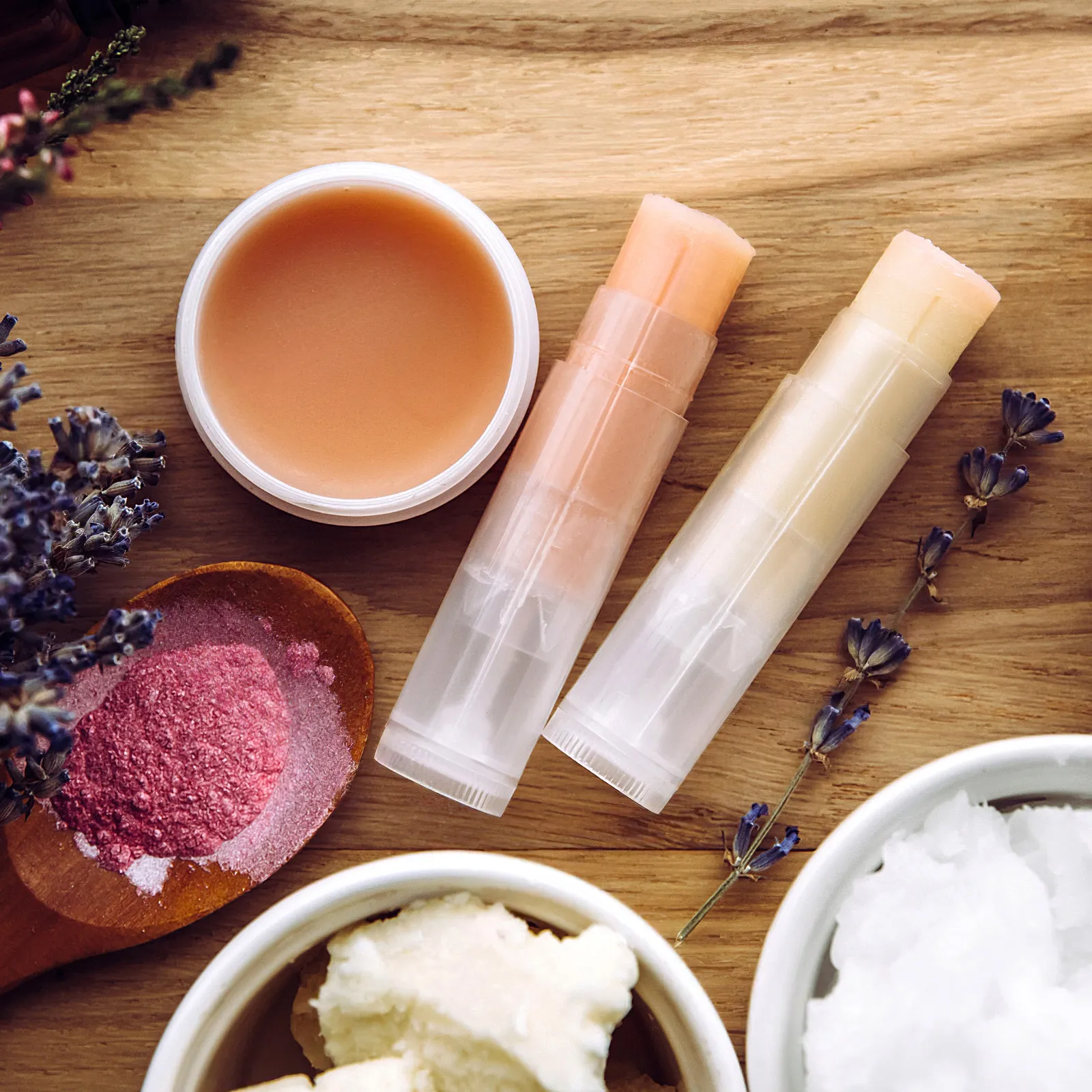 50Pcs 립밤 컨테이너 튜브(캡 포함) DIY 뷰티 케어를 위한 빈 리필 가능 투명 립스틱 튜브 휴대용 및 편리한 사용