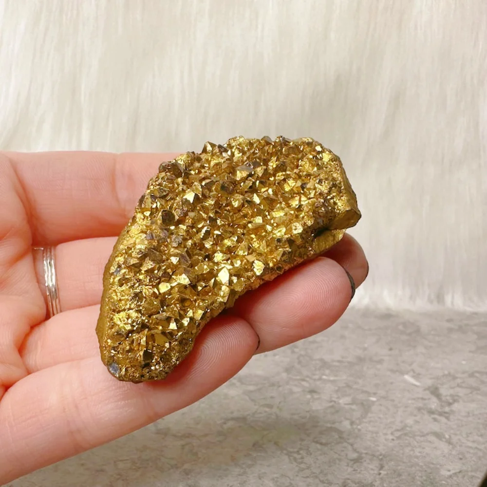 Groupe de cristaux de quartz géode à aura dorée en pierre naturelle avec revêtement doré électrolytique, spécimen minéral pour les guérisseurs en cristal