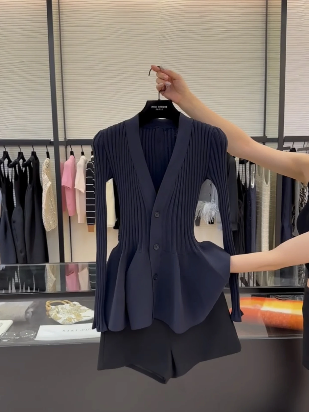 レディース ニット Vネック セーター 春 秋 冬 ファッション デザイン 花のつぼみの裾 シングルボタン カジュアル 快適 長袖