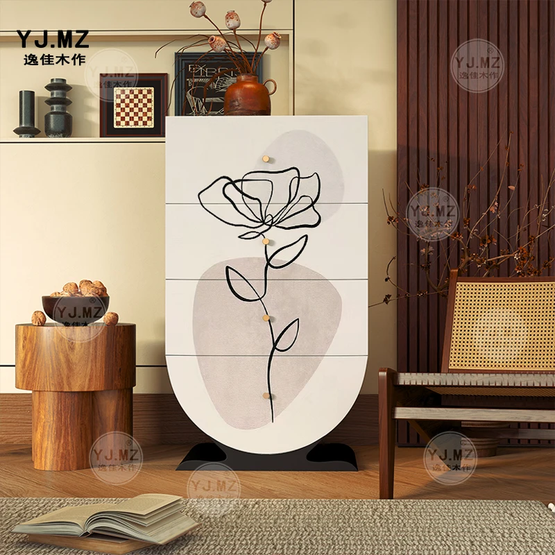 Mobile laterale per divano nordico semplice con fiori in bianco e nero contro il armadietto a muro